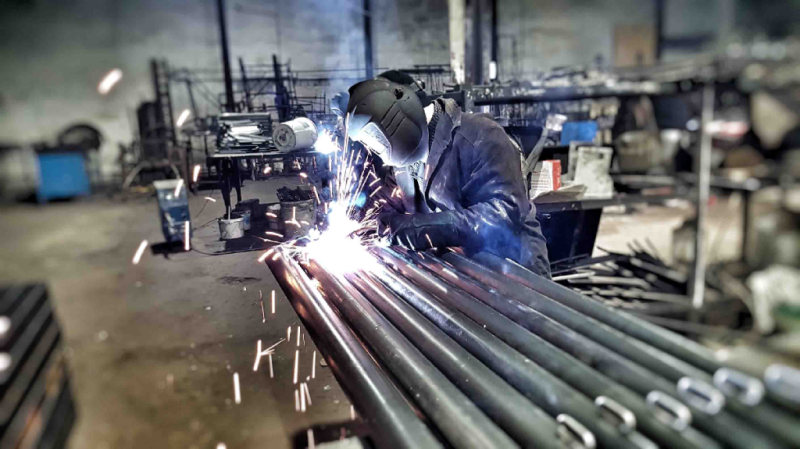 Какие материалы используют при изготовлении уличного спортивного оборудования в Мариуполе?